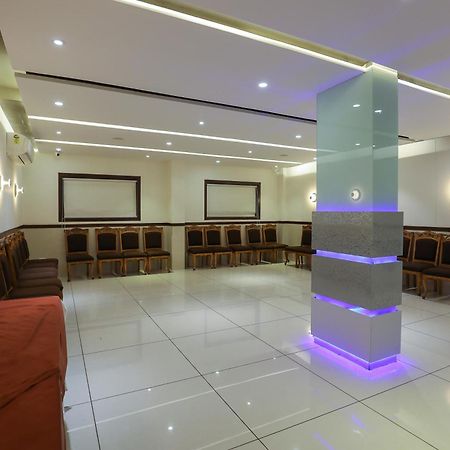 Hotel Ashray Inn Express Ахмедабад Экстерьер фото