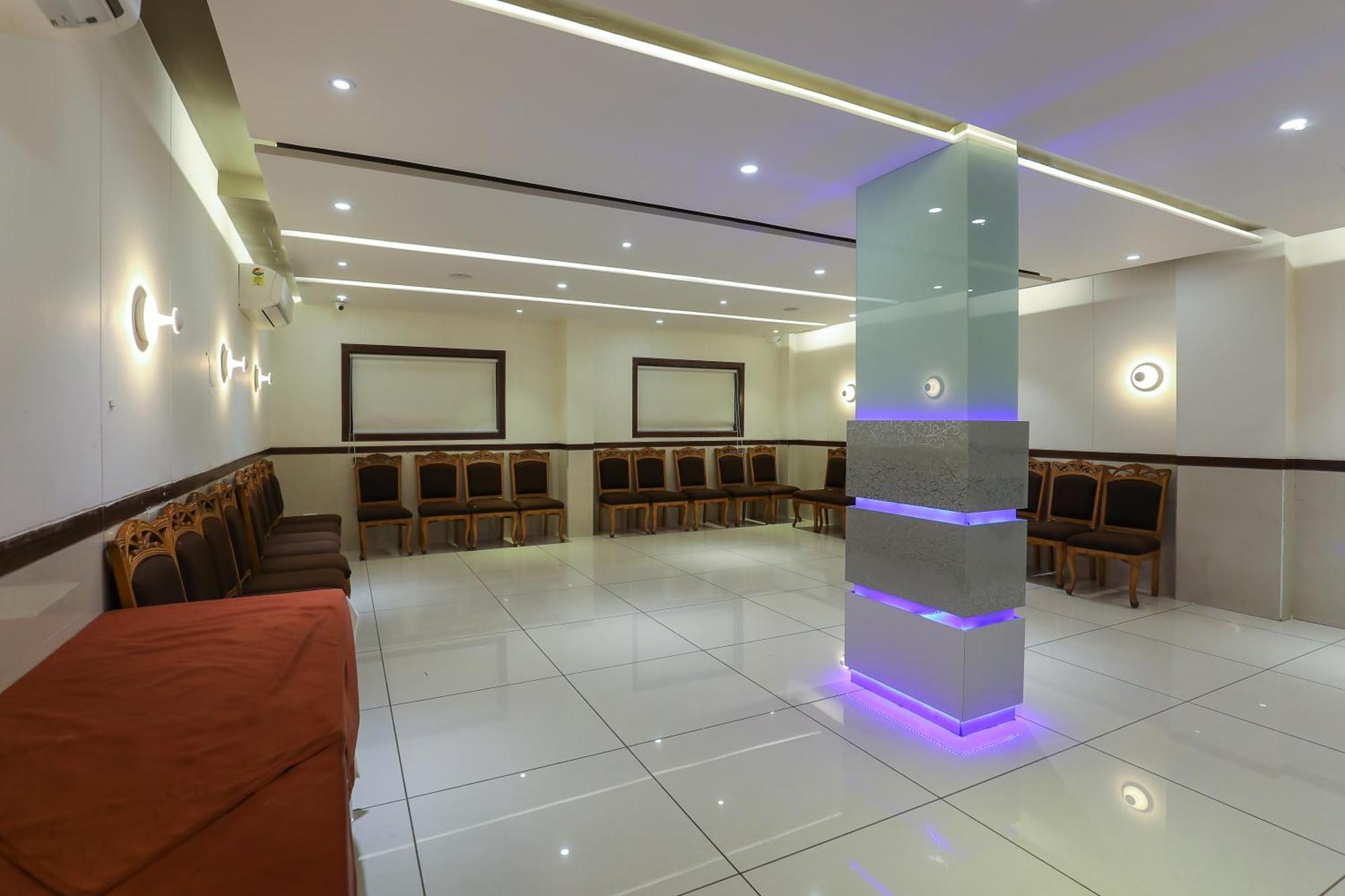 Hotel Ashray Inn Express Ахмедабад Экстерьер фото