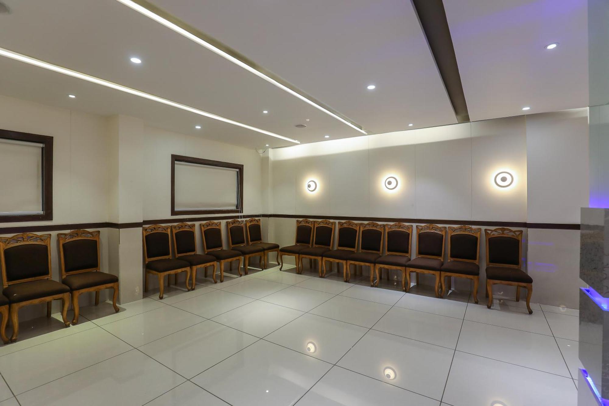 Hotel Ashray Inn Express Ахмедабад Экстерьер фото