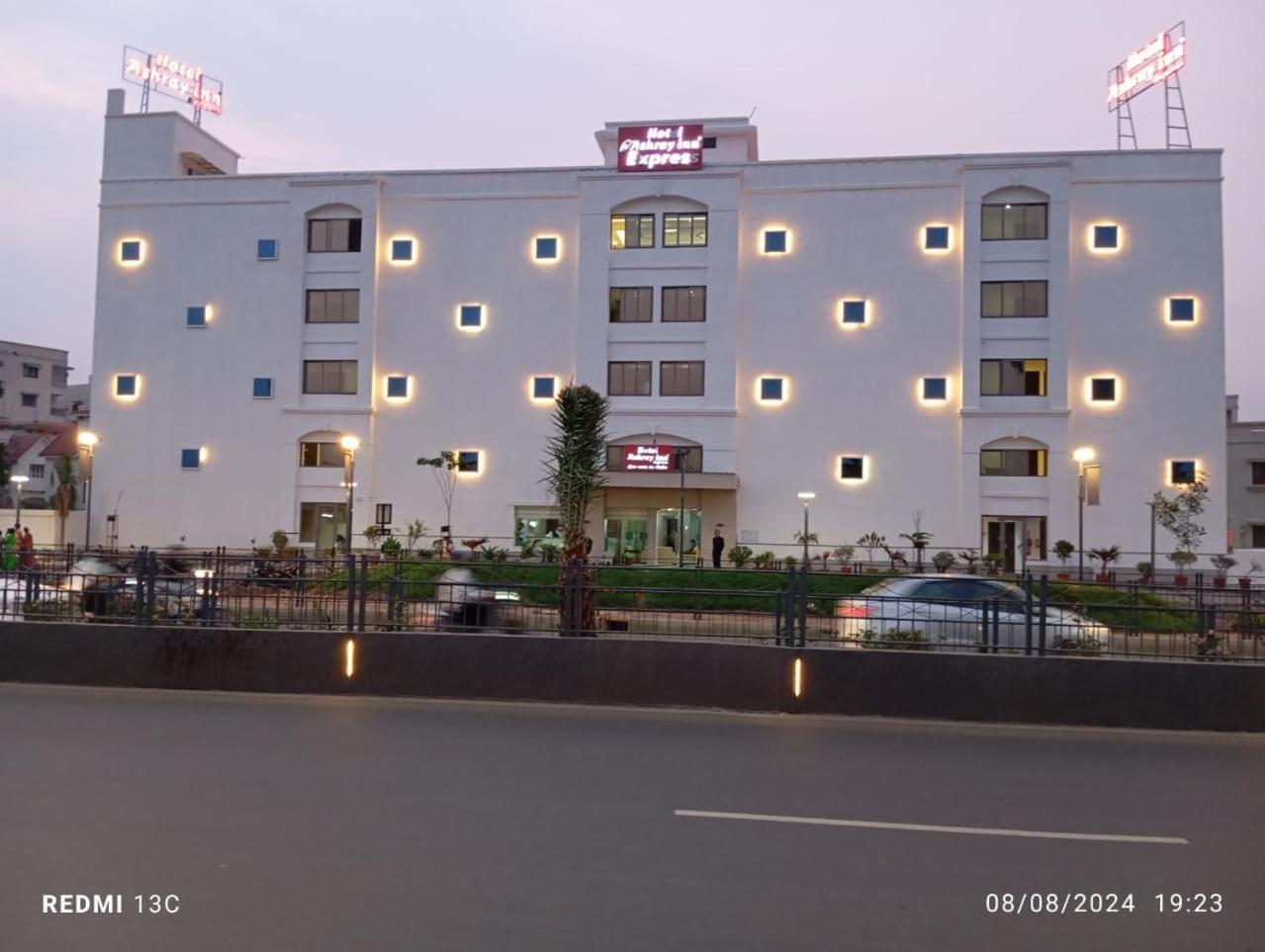 Hotel Ashray Inn Express Ахмедабад Экстерьер фото
