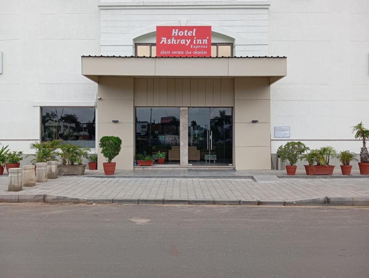 Hotel Ashray Inn Express Ахмедабад Экстерьер фото