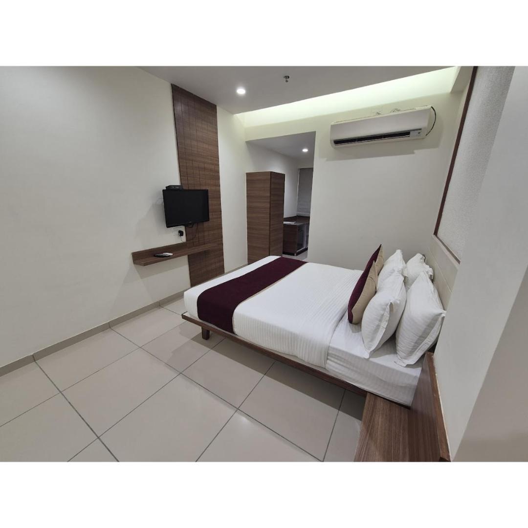 Hotel Ashray Inn Express Ахмедабад Экстерьер фото