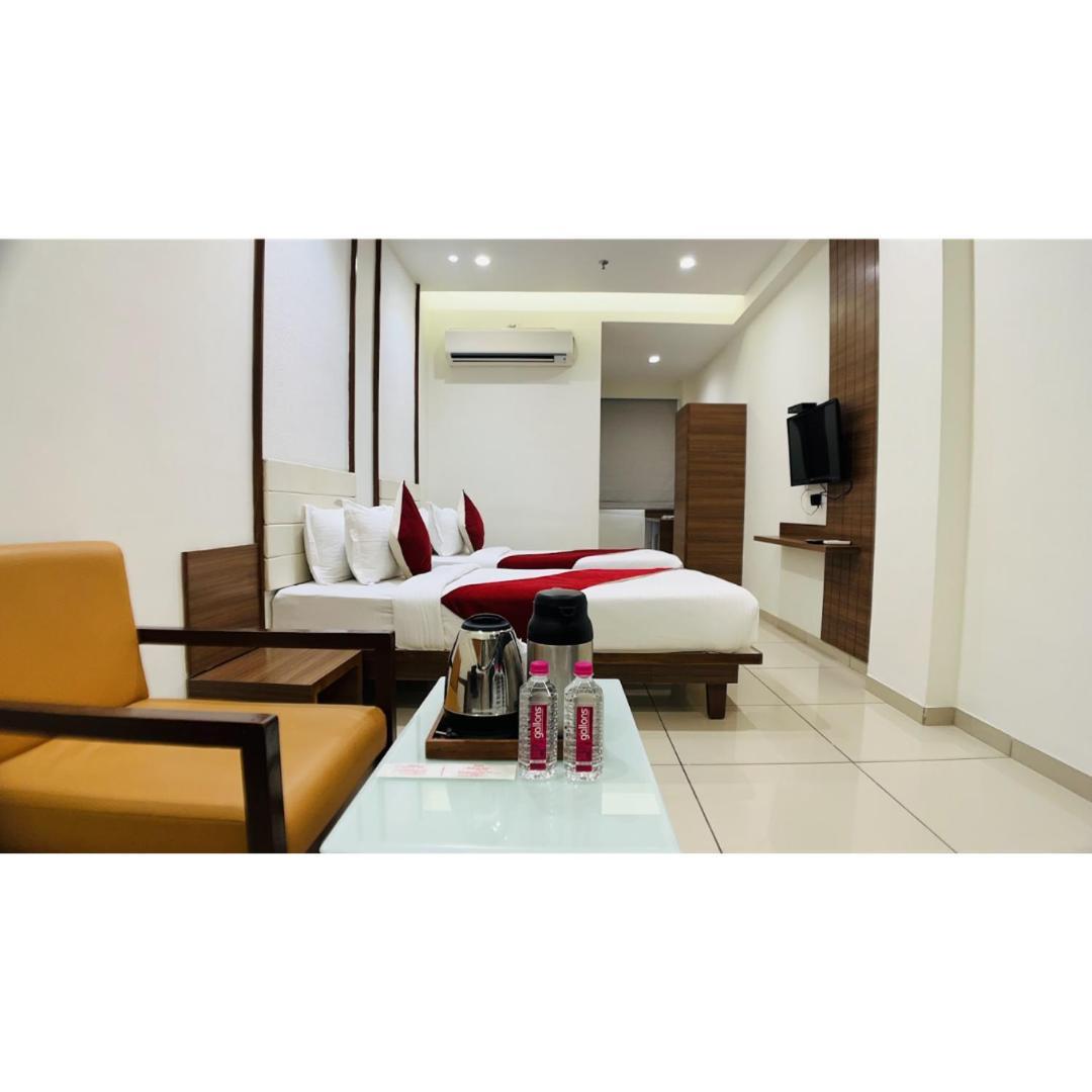 Hotel Ashray Inn Express Ахмедабад Экстерьер фото