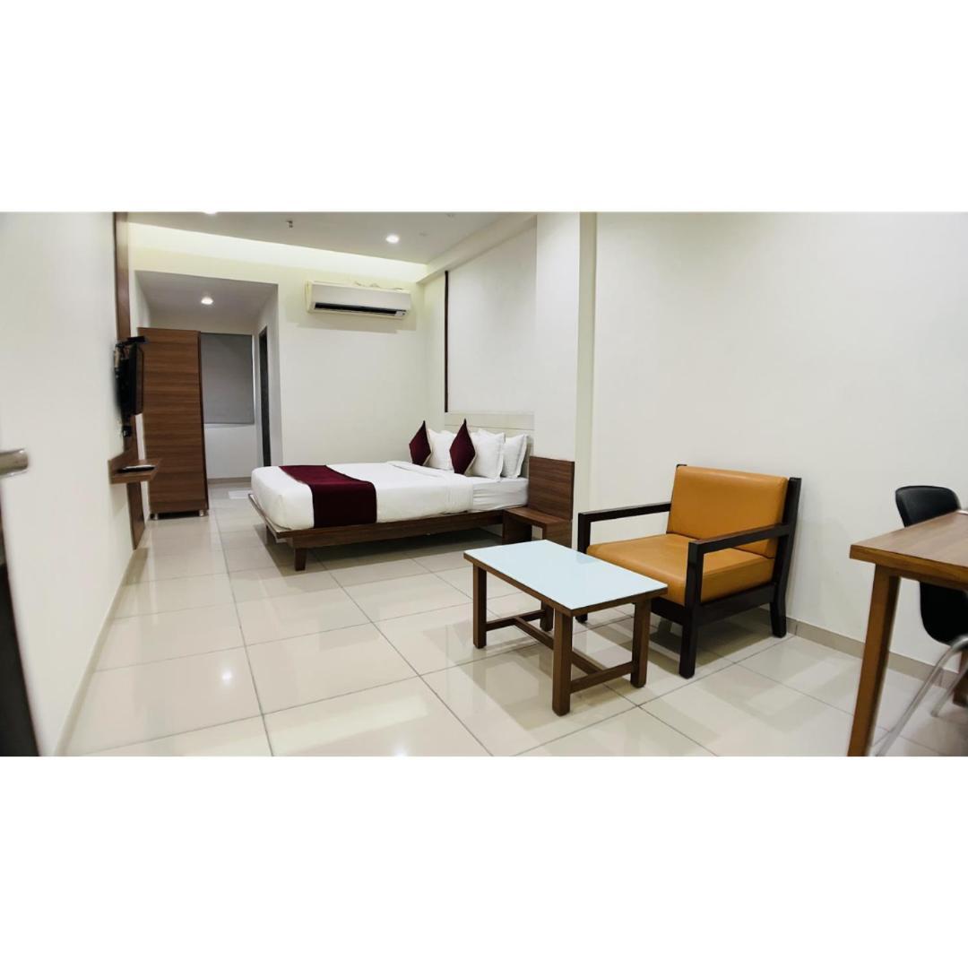 Hotel Ashray Inn Express Ахмедабад Экстерьер фото