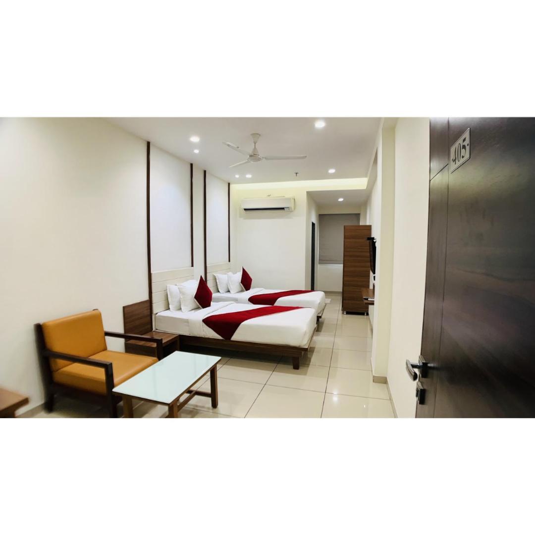 Hotel Ashray Inn Express Ахмедабад Экстерьер фото