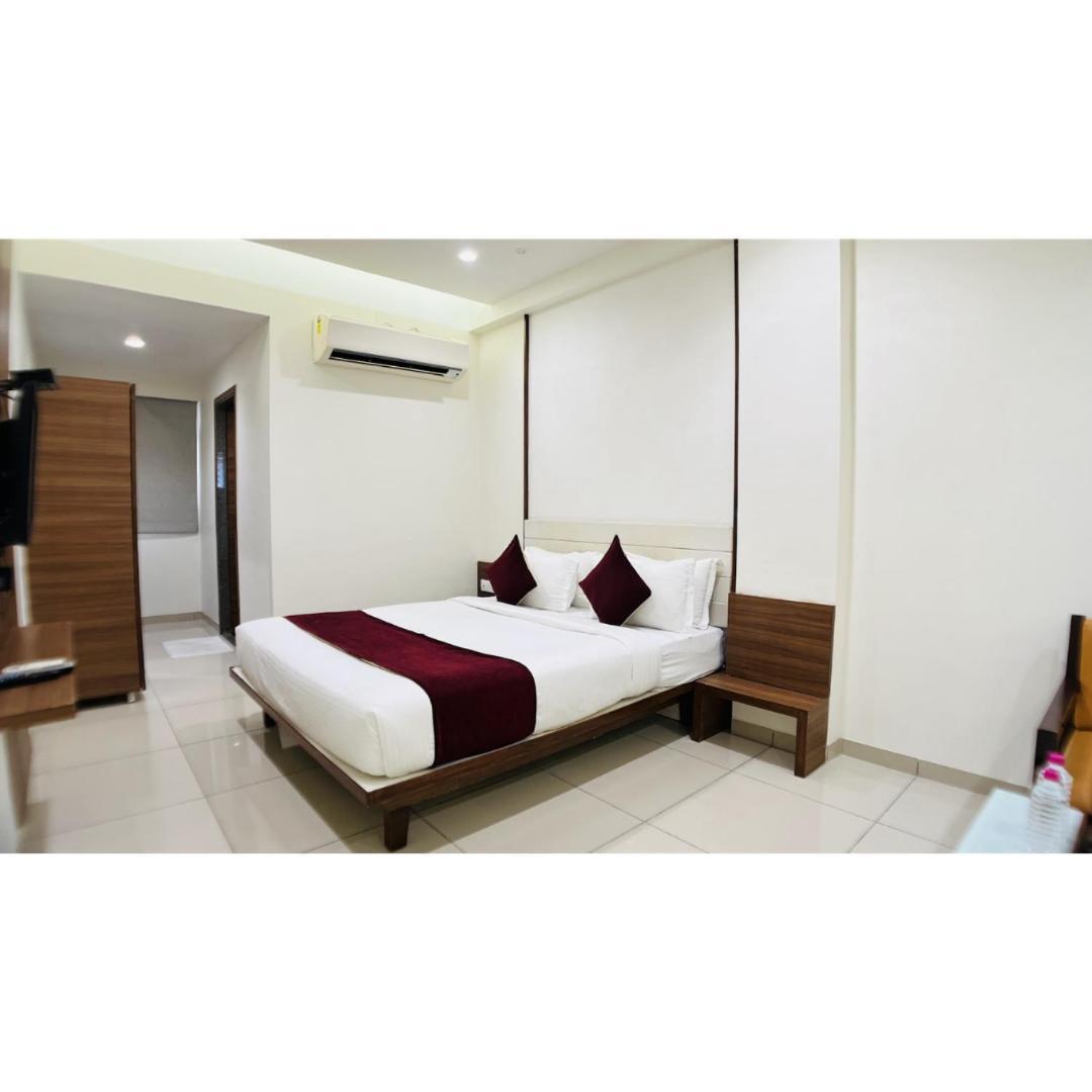 Hotel Ashray Inn Express Ахмедабад Экстерьер фото