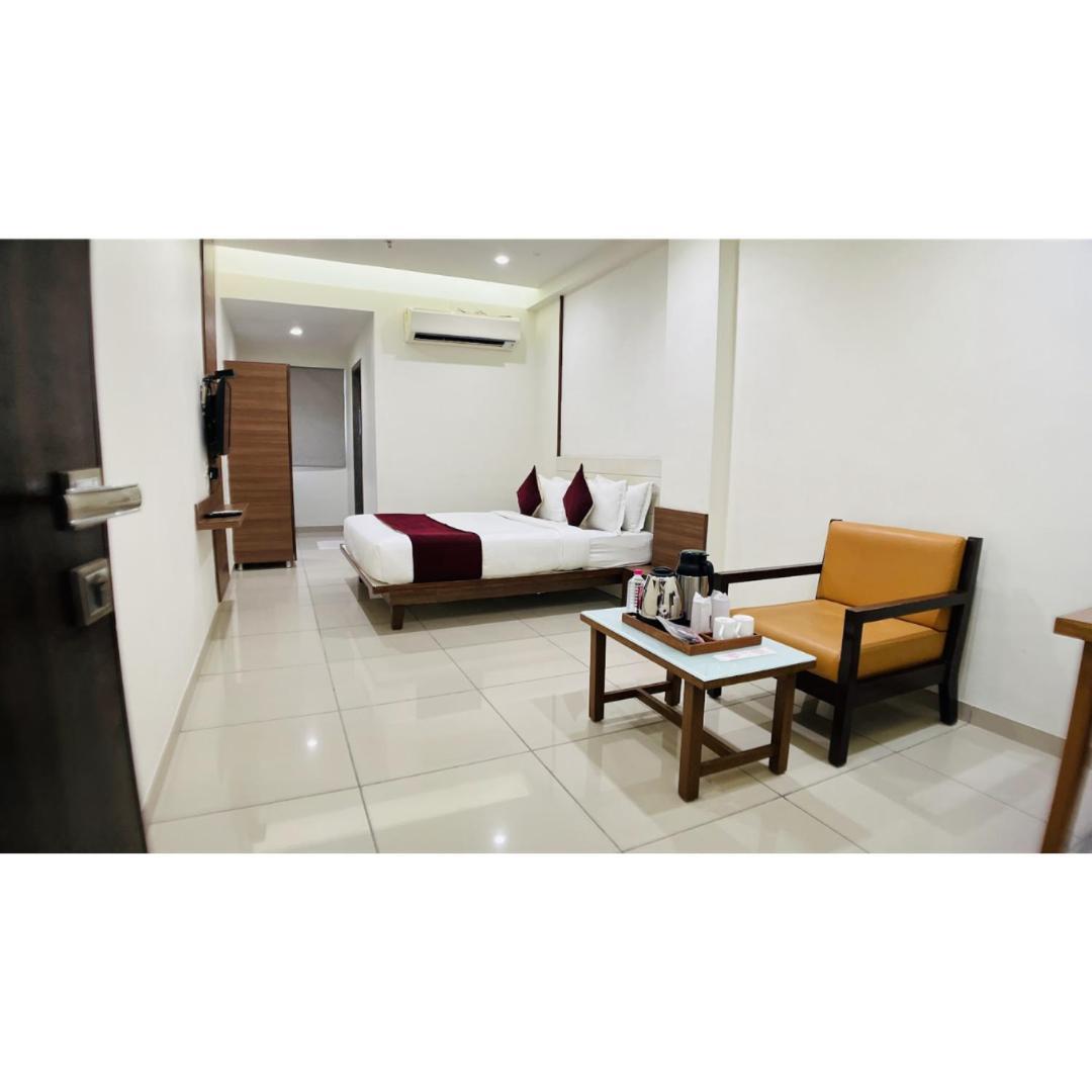 Hotel Ashray Inn Express Ахмедабад Экстерьер фото
