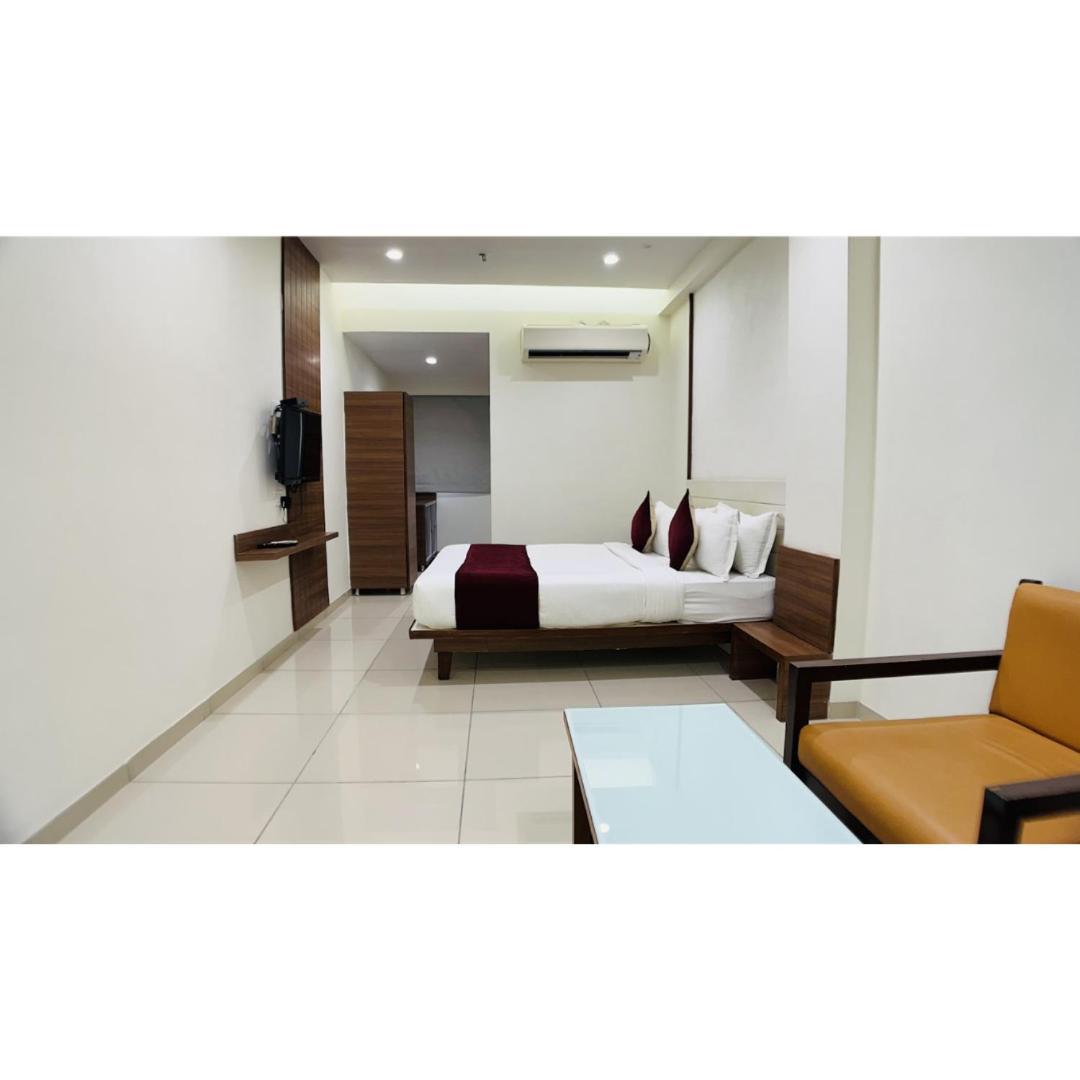Hotel Ashray Inn Express Ахмедабад Экстерьер фото