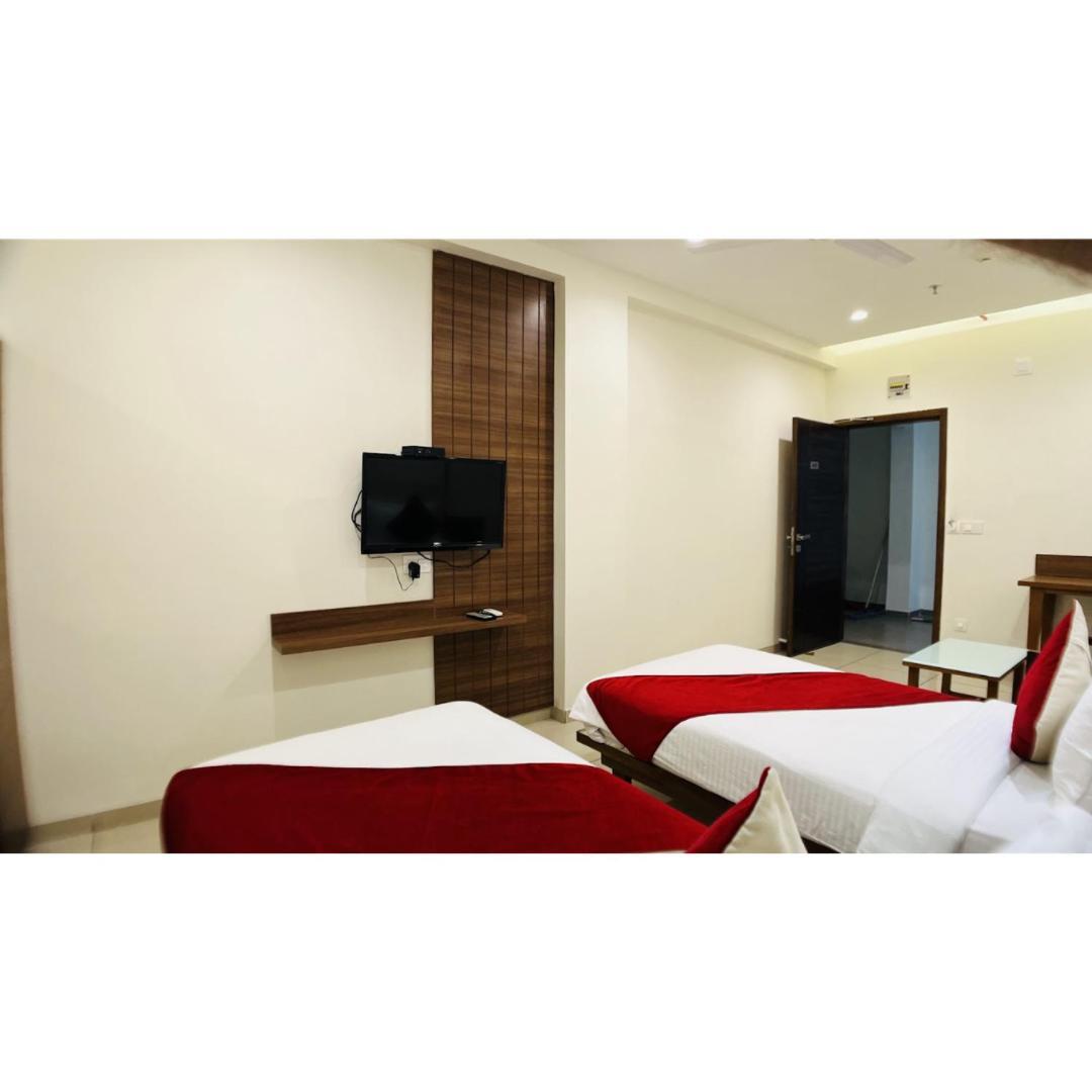 Hotel Ashray Inn Express Ахмедабад Экстерьер фото
