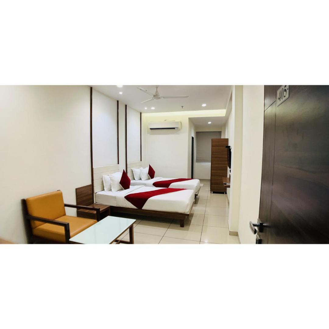 Hotel Ashray Inn Express Ахмедабад Экстерьер фото