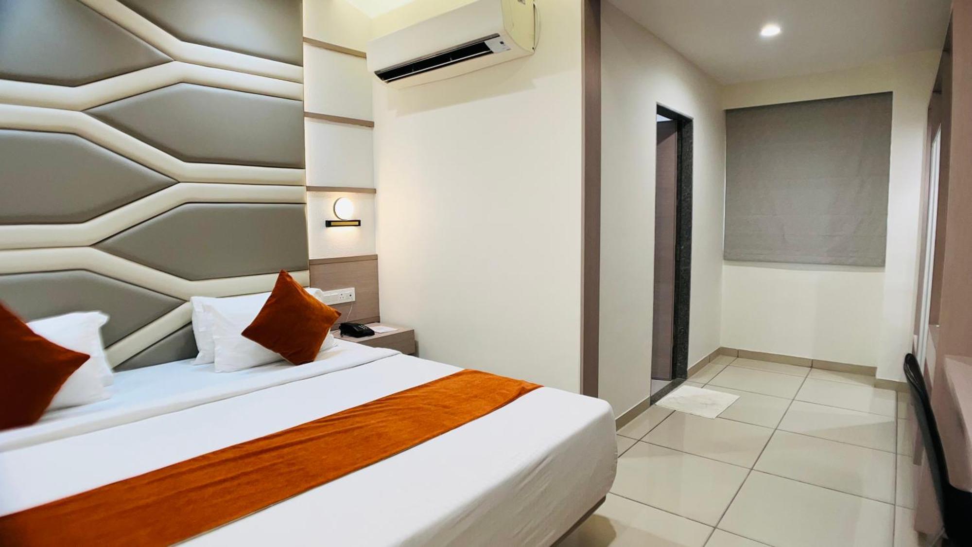 Hotel Ashray Inn Express Ахмедабад Экстерьер фото