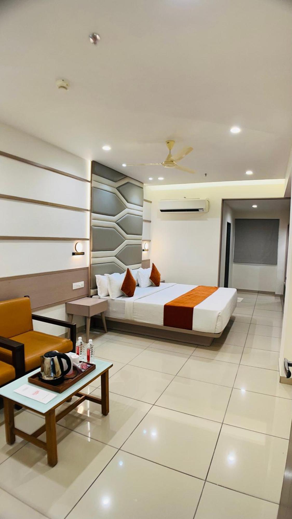 Hotel Ashray Inn Express Ахмедабад Экстерьер фото
