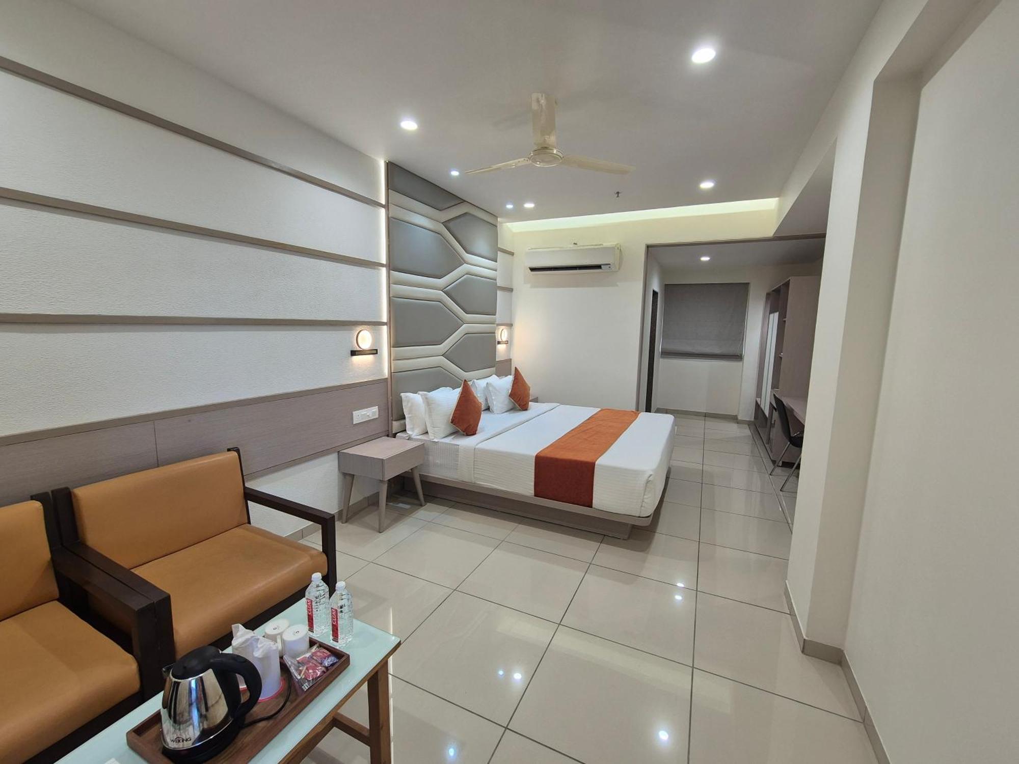 Hotel Ashray Inn Express Ахмедабад Экстерьер фото