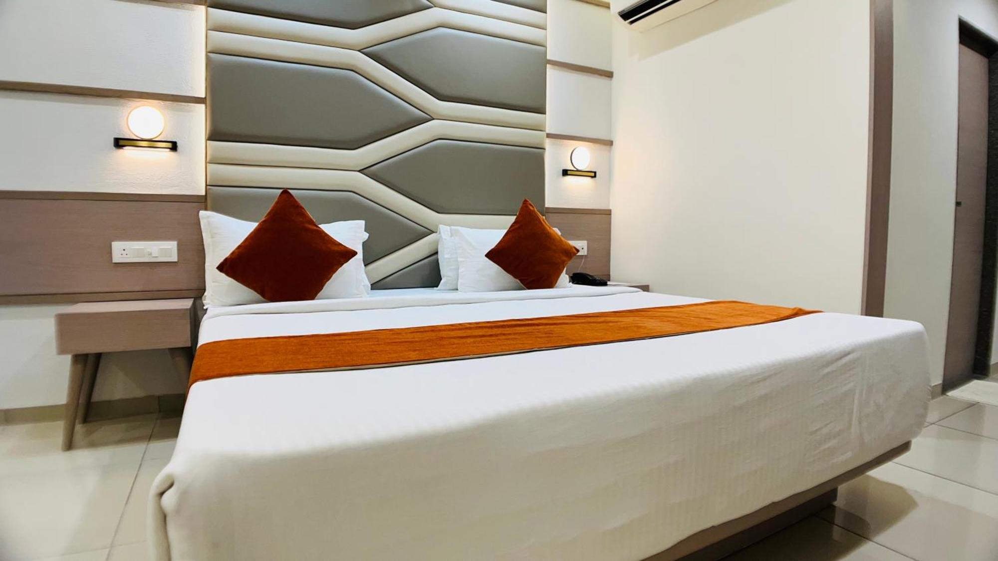 Hotel Ashray Inn Express Ахмедабад Экстерьер фото