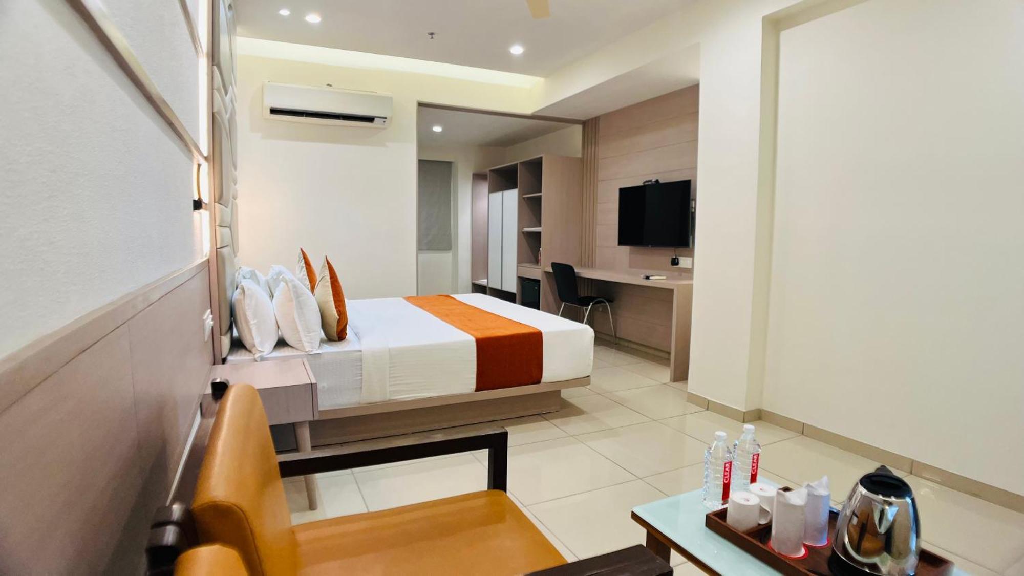 Hotel Ashray Inn Express Ахмедабад Экстерьер фото