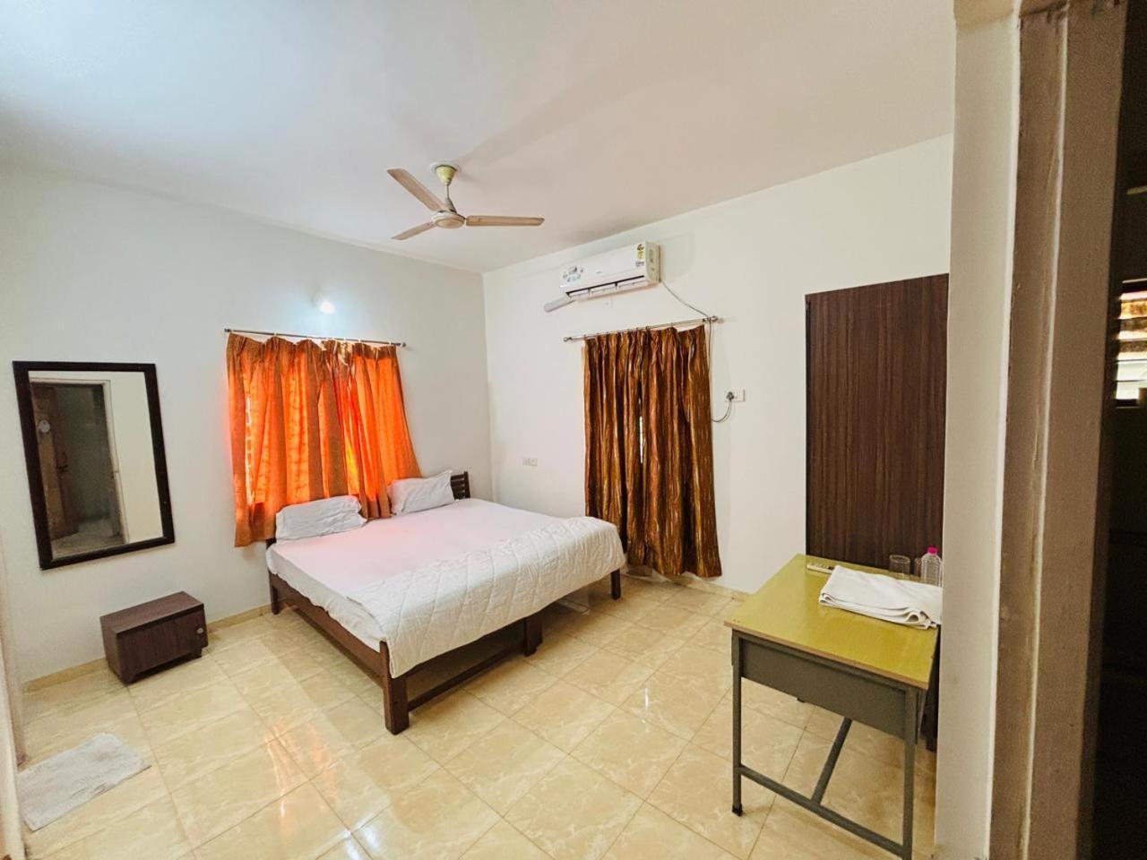 Hotel Ashray Inn Express Ахмедабад Экстерьер фото