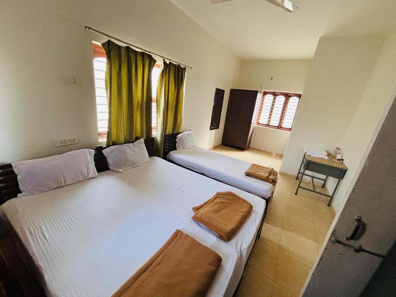 Hotel Ashray Inn Express Ахмедабад Экстерьер фото